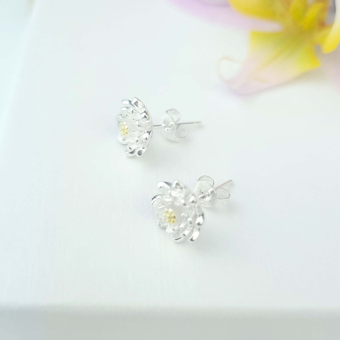 sterling silver daisy stud earrings