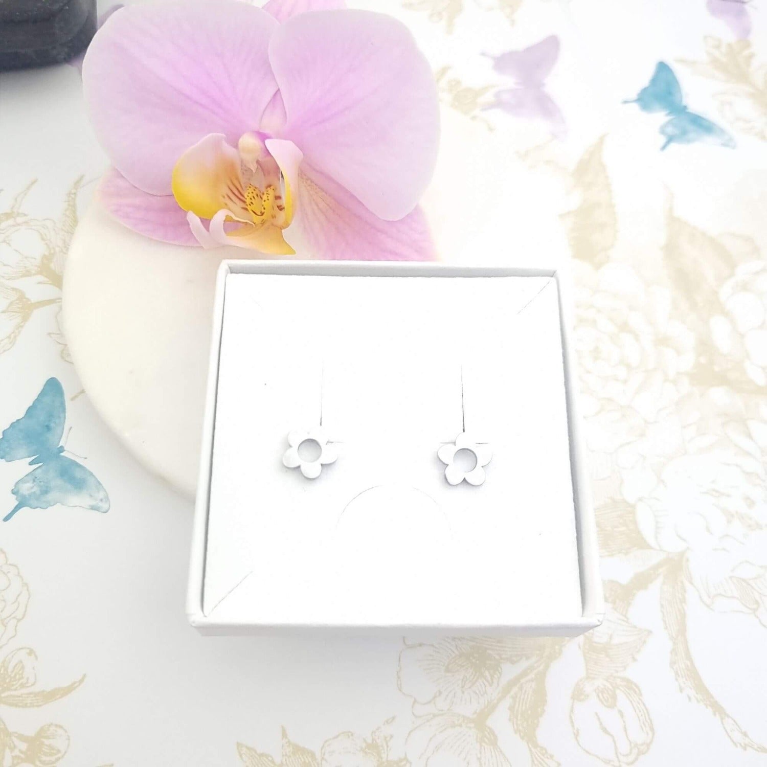 gift box with daisy stud earrings