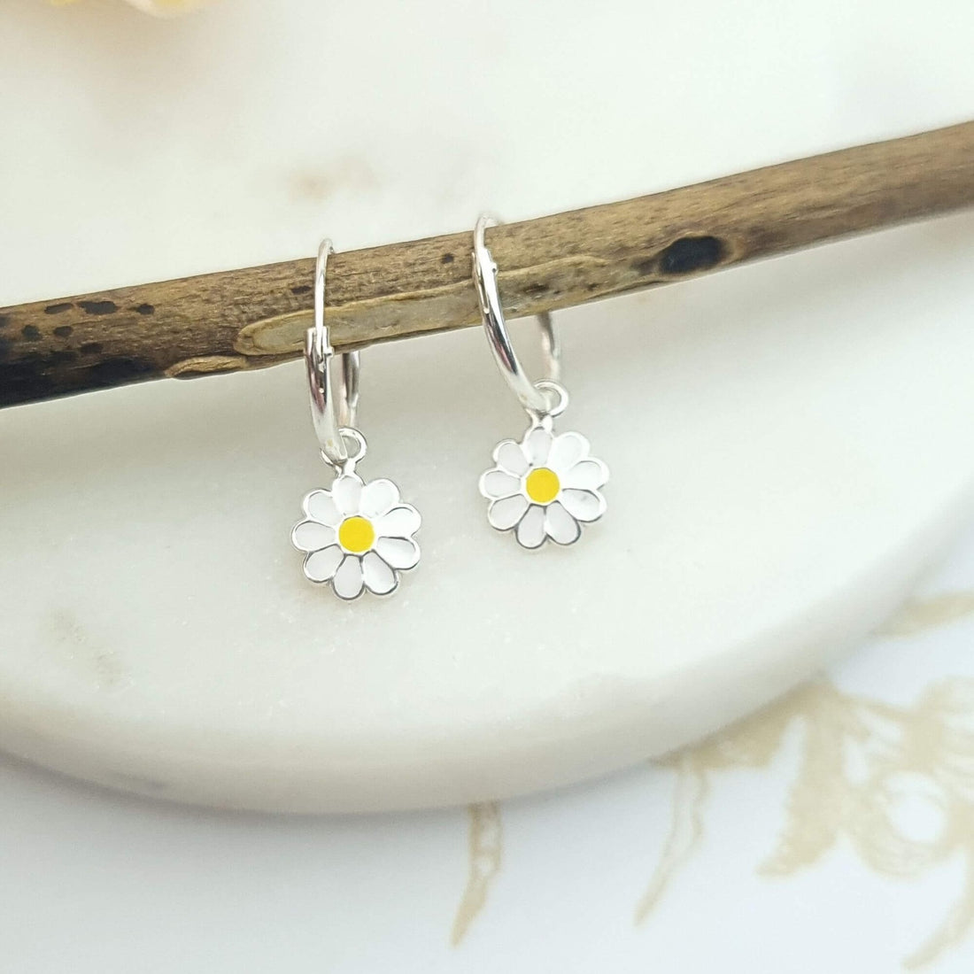 huggie hoop daisy earrings in sterling silver