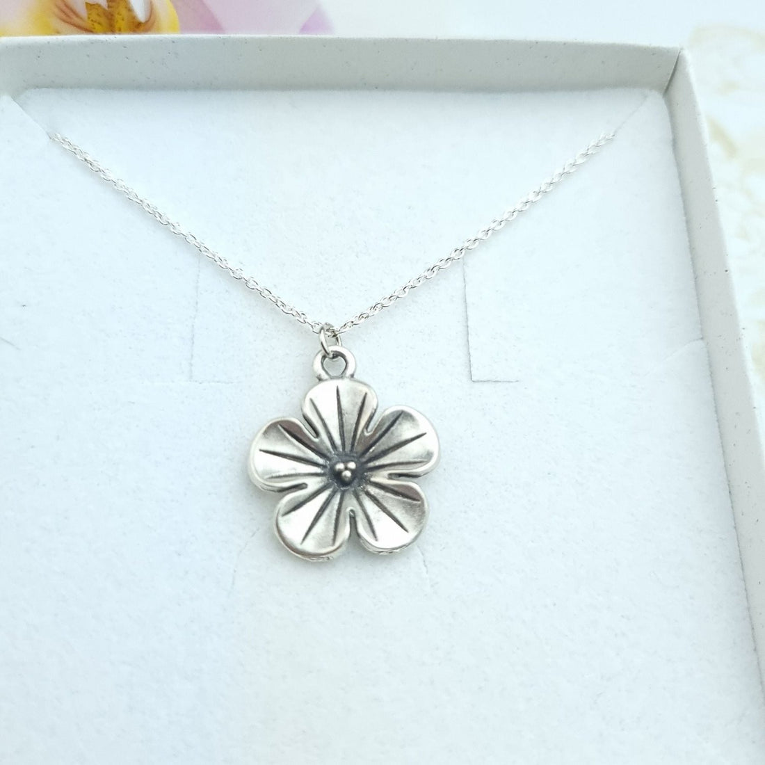 daisy flower sterling silver necklace