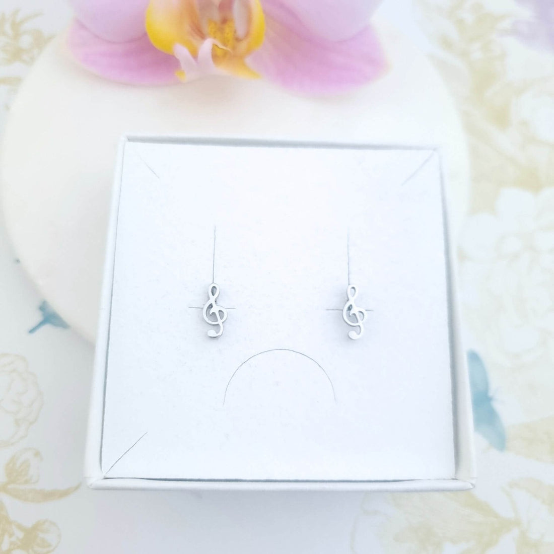treble clef music note stud earrings
