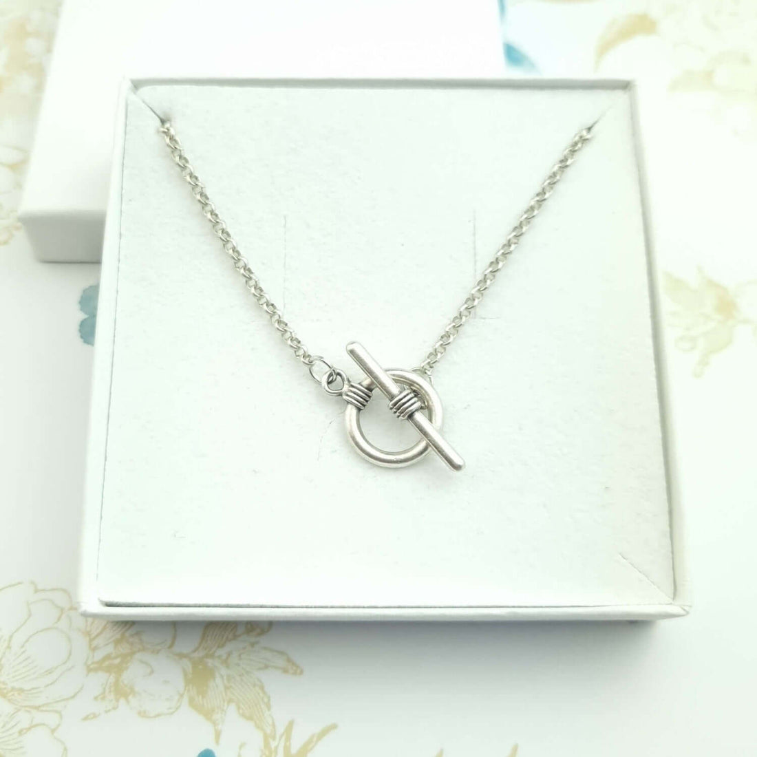Link chain toggle clasp necklace