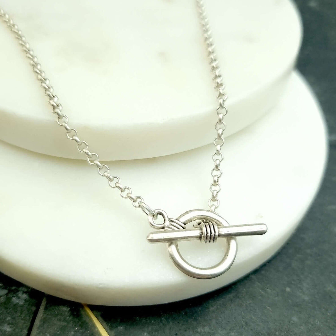 Link chain toggle clasp necklace