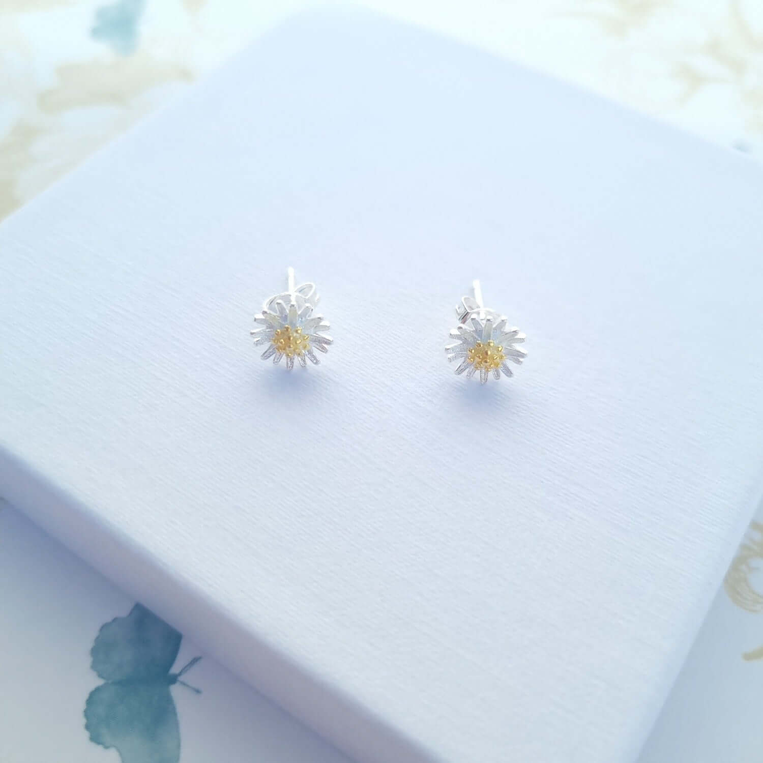 sterling silver daisy stud earrings