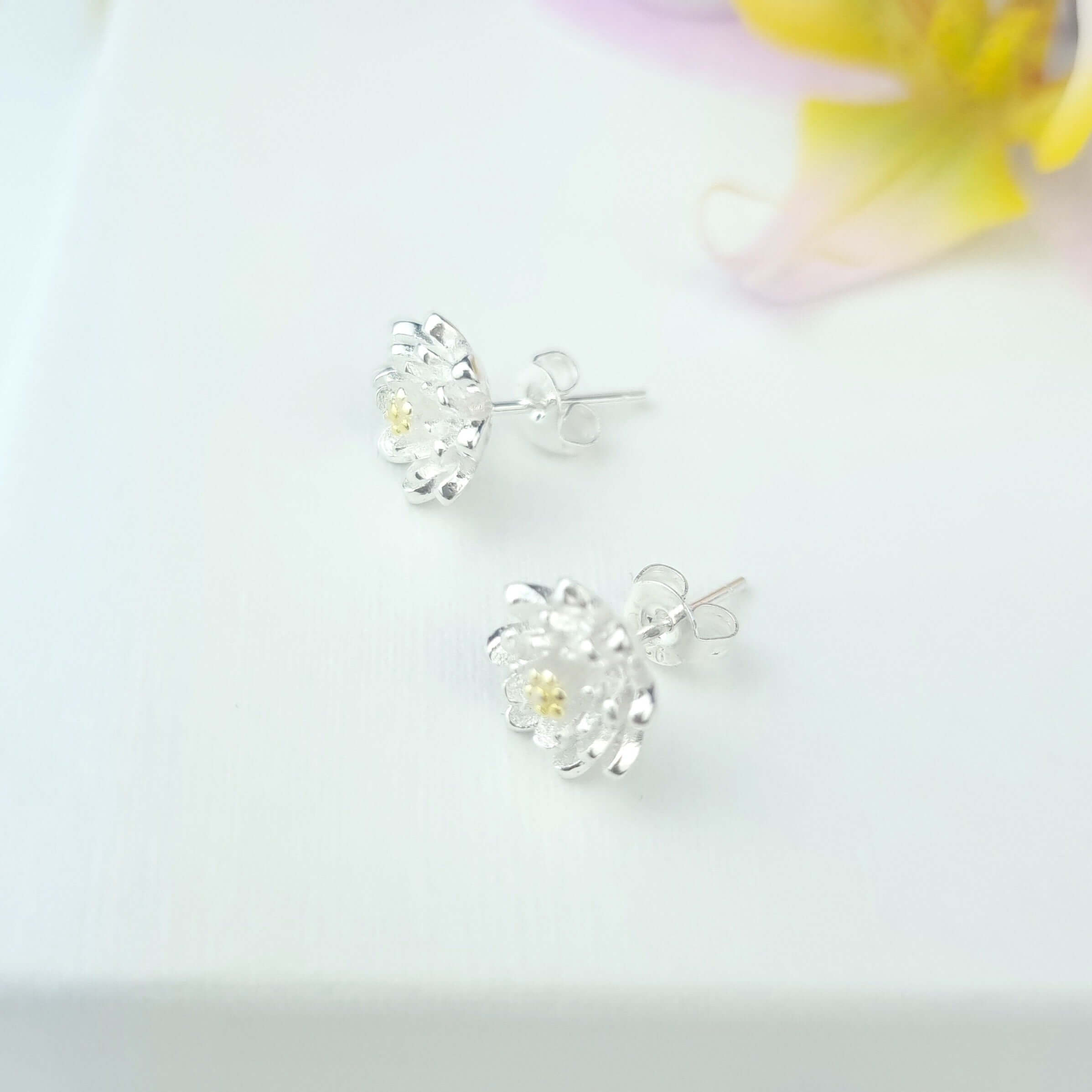 daisy flower stud earrings