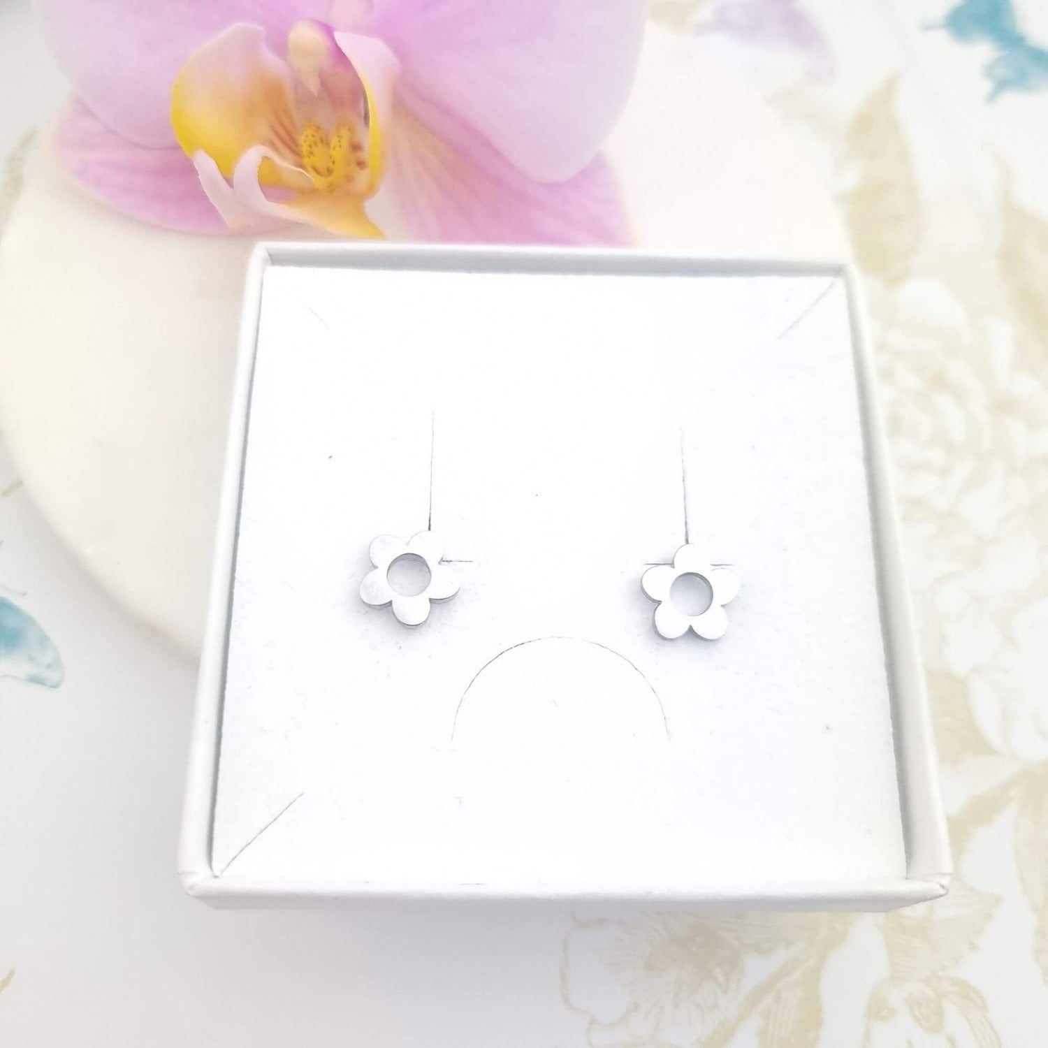daisy flower stud earrings in gift box