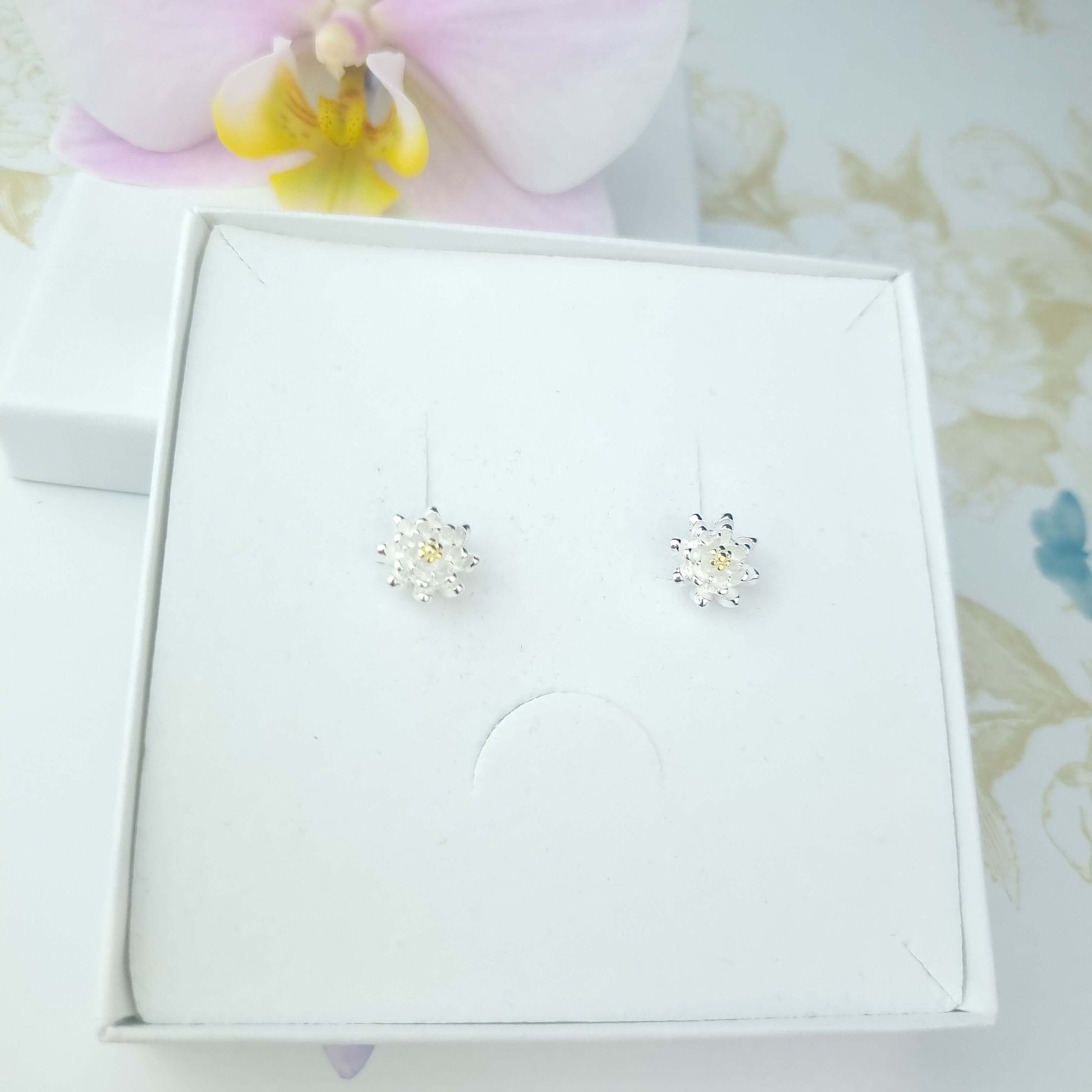 floral daisy earrings in gift box