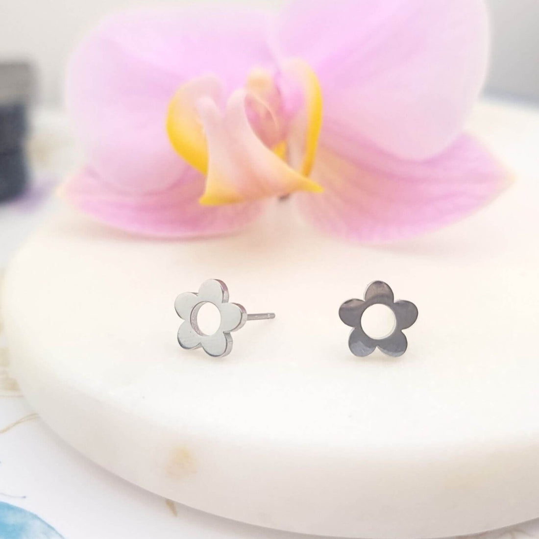 daisy stud earrings silver