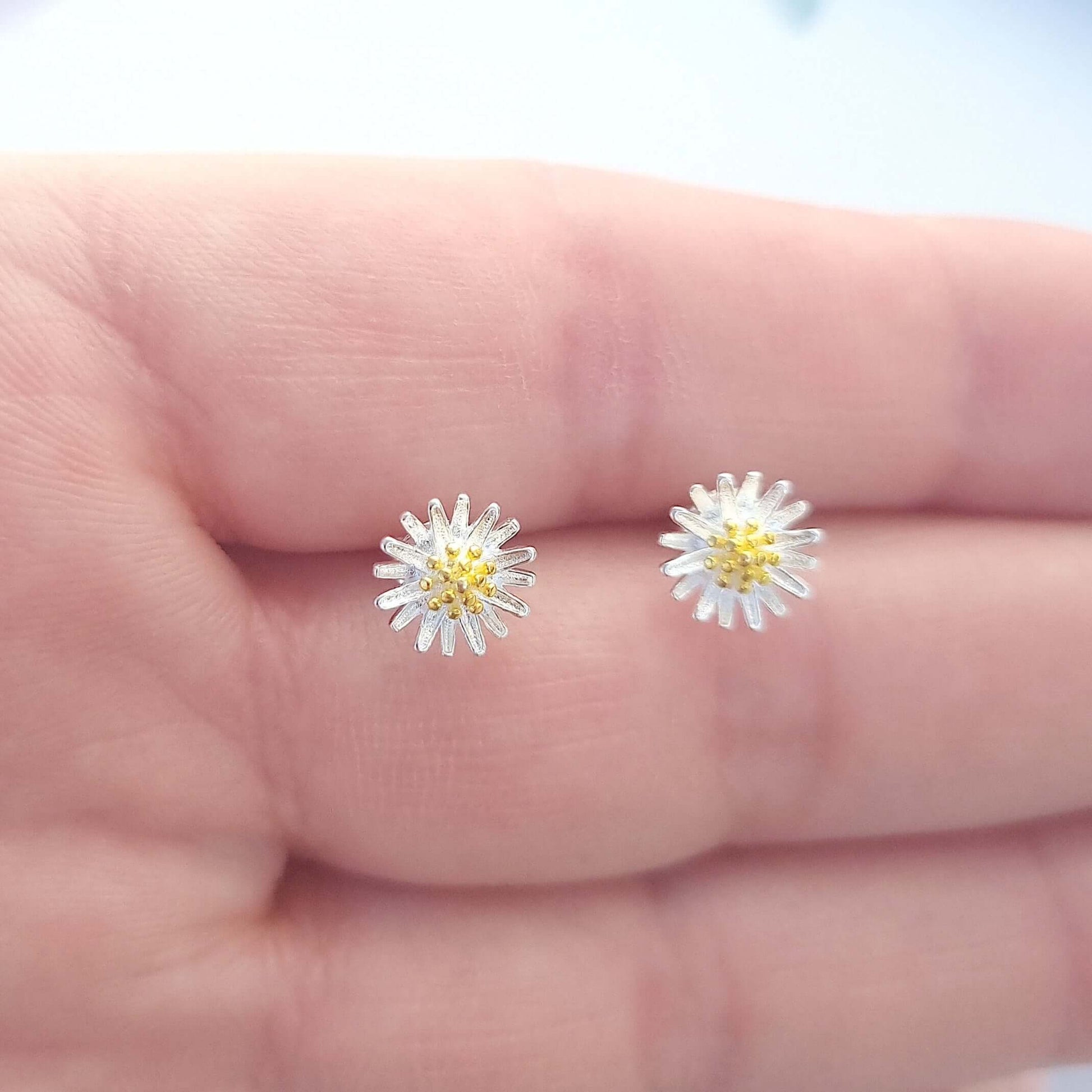 sterling silver daisy flower stud earrings
