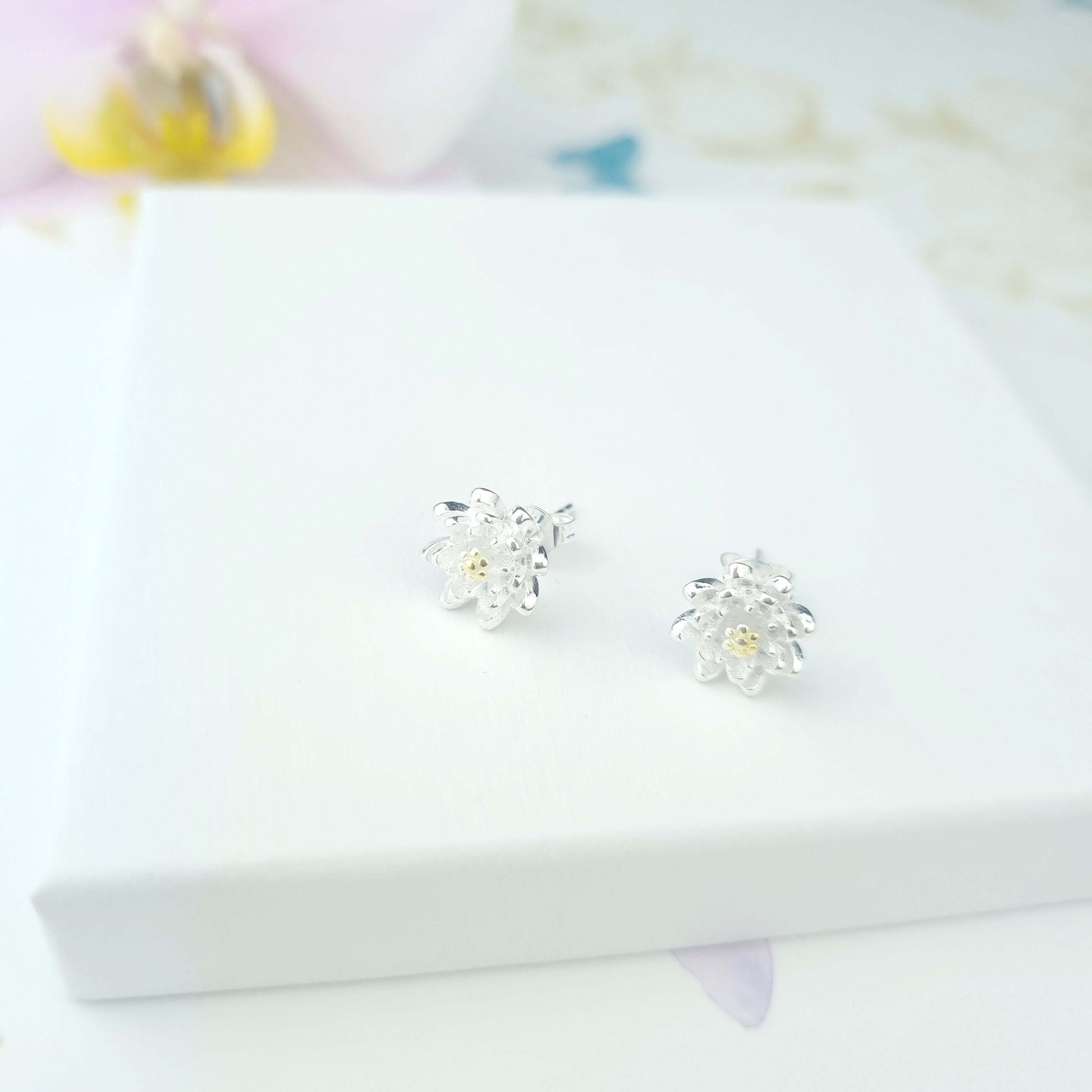 sterling silver small daisy flower earrings