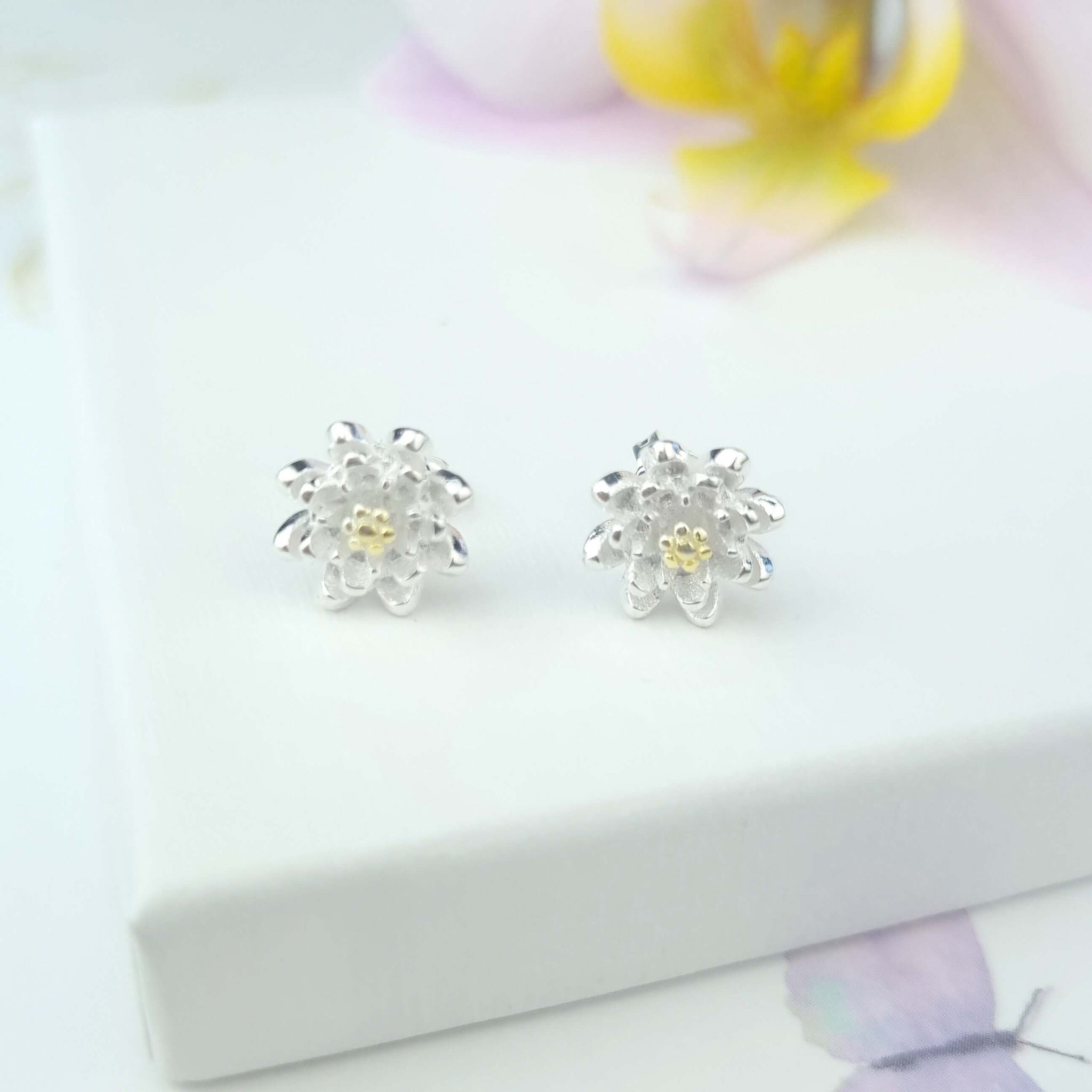sterling silver daisy stud earrings