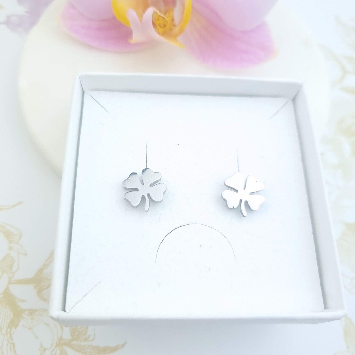 four clover leaf stud earrings