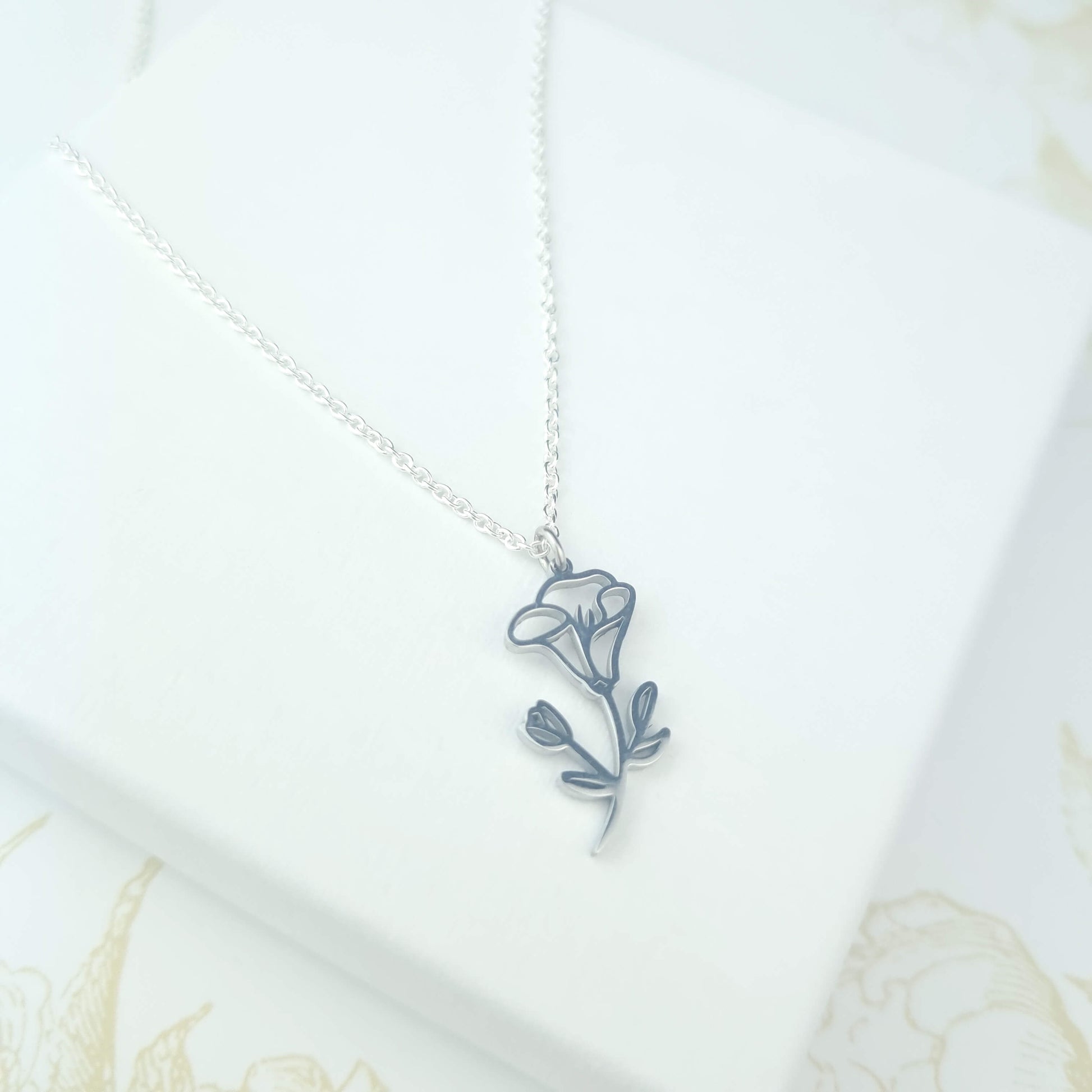 september necklace in sterling silver with flower pendant