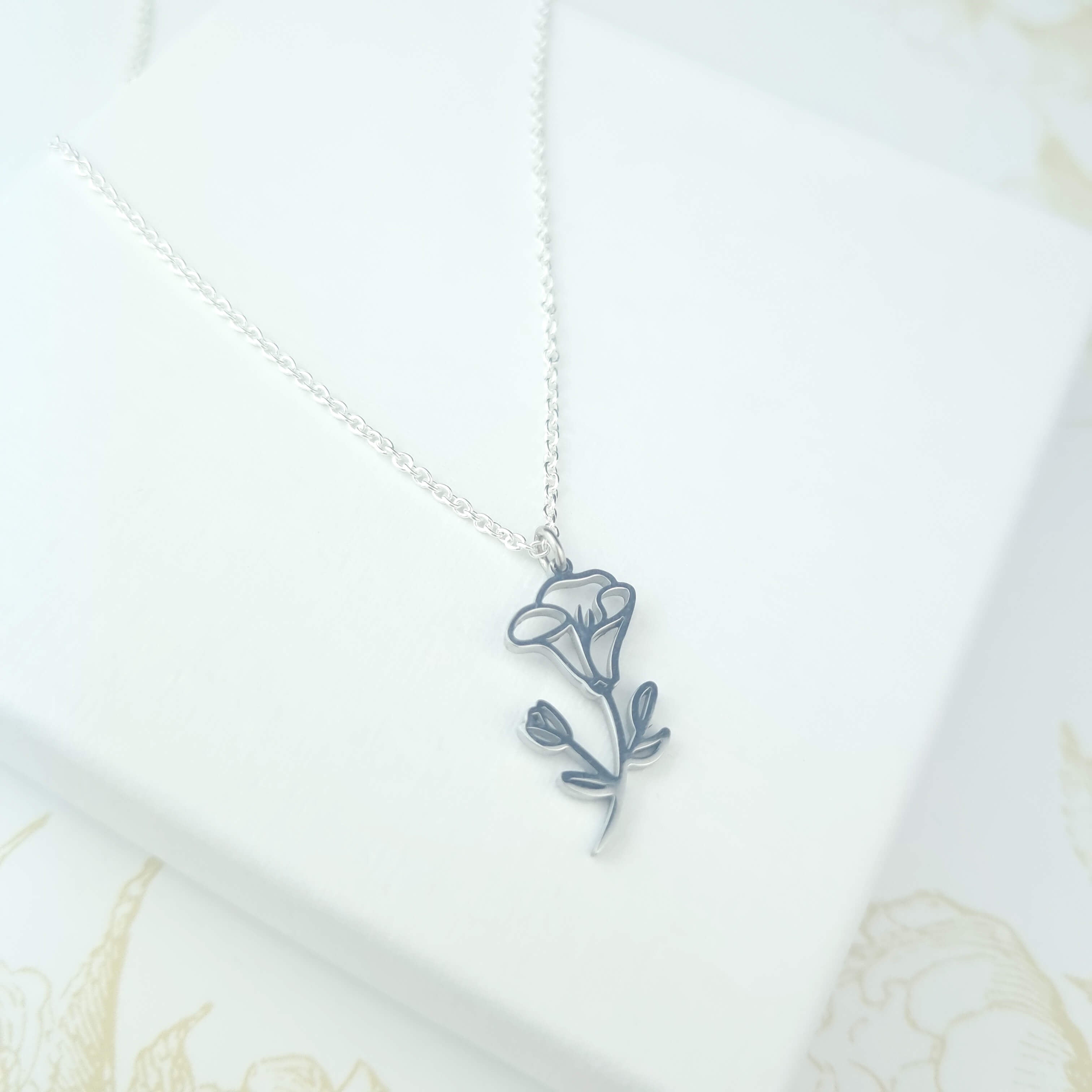 september necklace in sterling silver with flower pendant