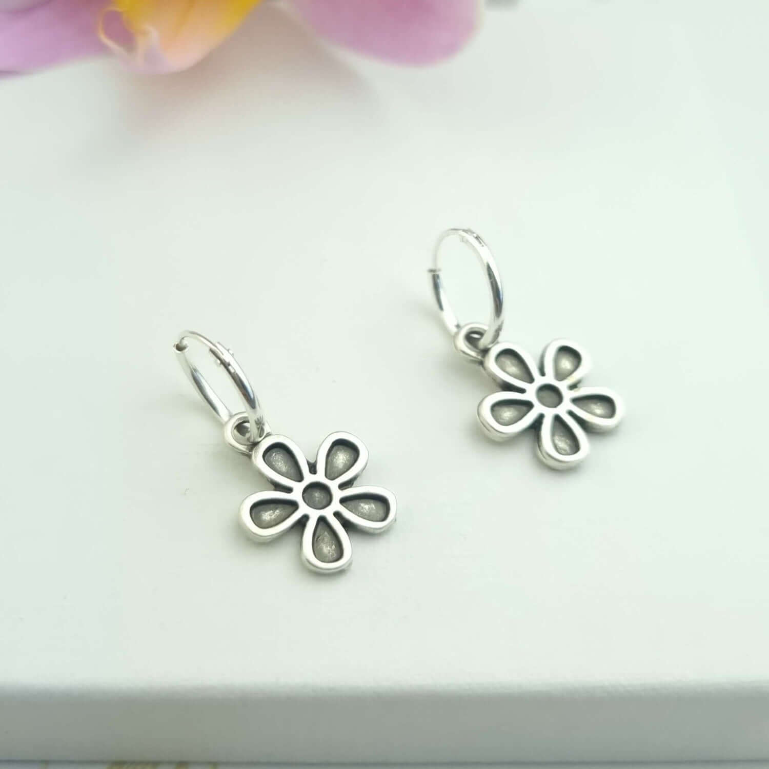 Small boho daisy earrings