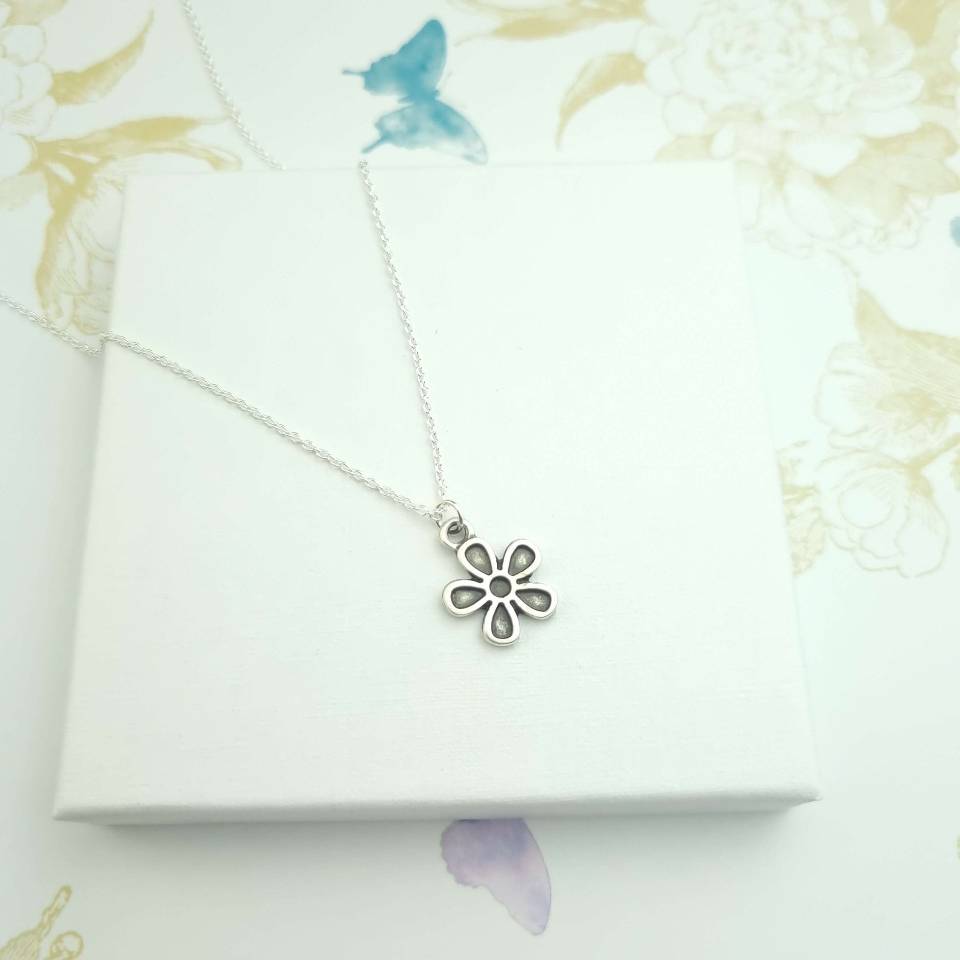 Flower daisy necklace in a gift box